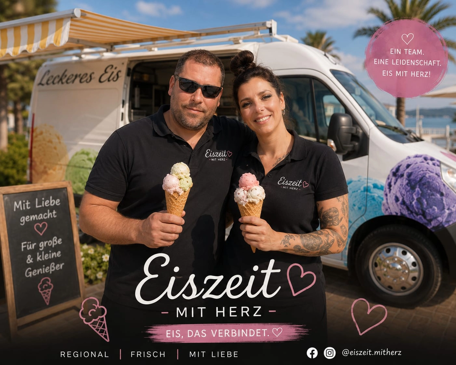 Bayerle - Eiswagen - Ein Mann und eine Frau stehen lächelnd vor einem weißen Imbisswagen mit der Aufschrift „Leckeres Eis“. Beide tragen schwarze Poloshirts mit dem „Eiszeit“-Logo und halten Eistüten mit mehreren Kugeln in den Händen. Das Bild enthält mehrere deutsche Ausdrücke wie „Mit Liebe gemacht“ und die Social-Media-Handles des Unternehmens.